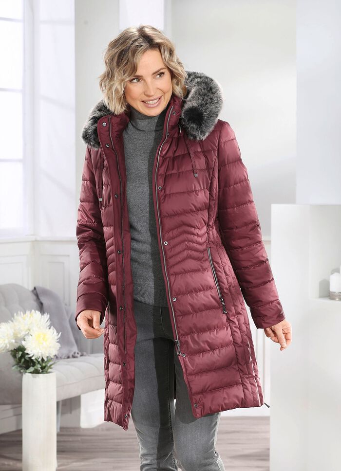 Kort kappa med l&auml;ngsg&aring;ende quiltning p&aring; sidorna KASTANJ