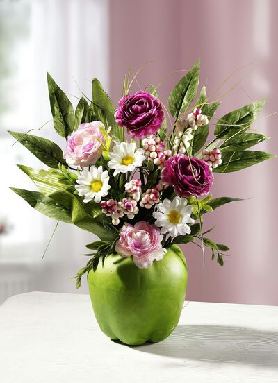 Ranunculus arrangemang i en &auml;ppelkruka 