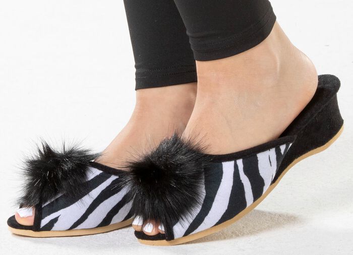 ELENA EDEN mulor med svart fuskp&auml;ls pompom SVARTVITT