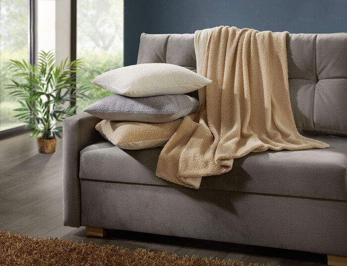 Filtar och kuddar med en fluffig, mjuk teddyfront GRÄDDE