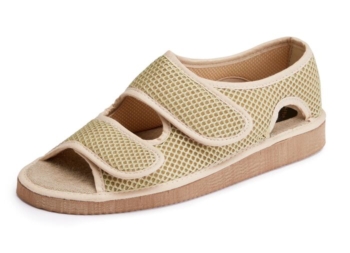 Kardborresandaler gjord av vadderat textilmaterial 