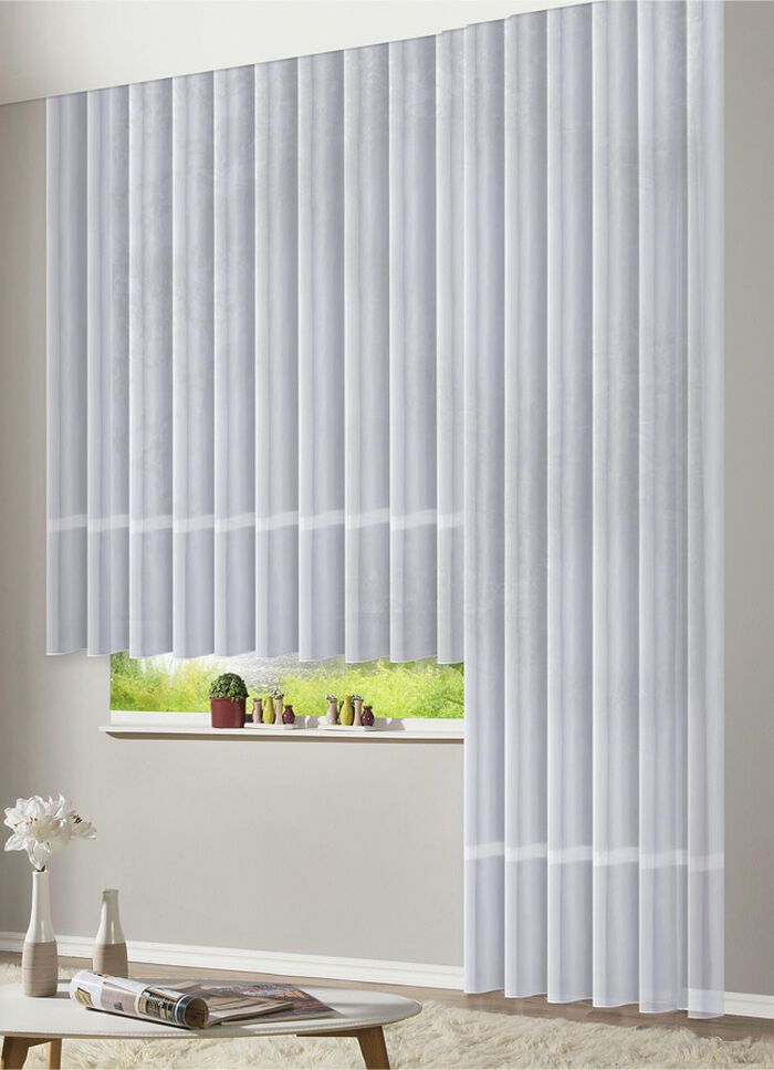 L&aring;nga persienner med v&auml;vda blanka r&auml;nder 