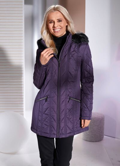 Jacka med l&auml;ngsg&aring;ende quiltning p&aring; sidorna 