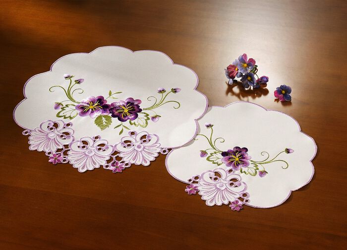 Bords- och rumsdekoration med blommor i spetslook 