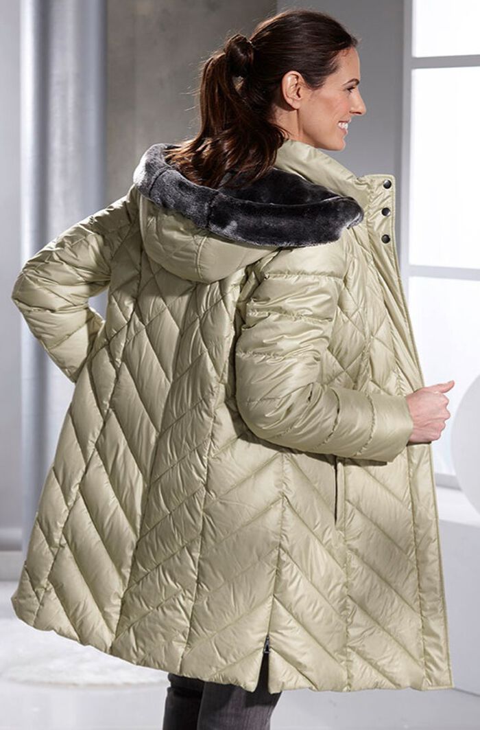 Kort dunjacka med avtagbar huva 