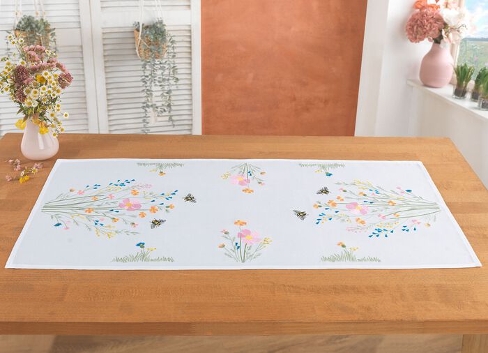 Broderad bords- och rumsdekoration med motiv av vildblommor 