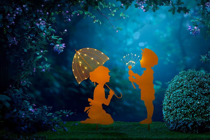 pojke och flicka med paraply 