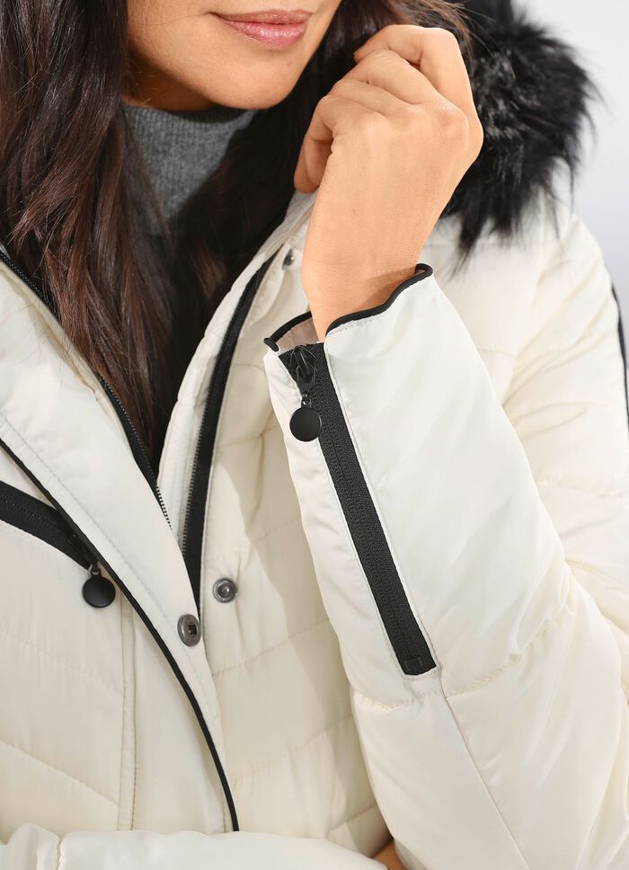 Kort kappa med fuskp&auml;lsfoder i luvan 