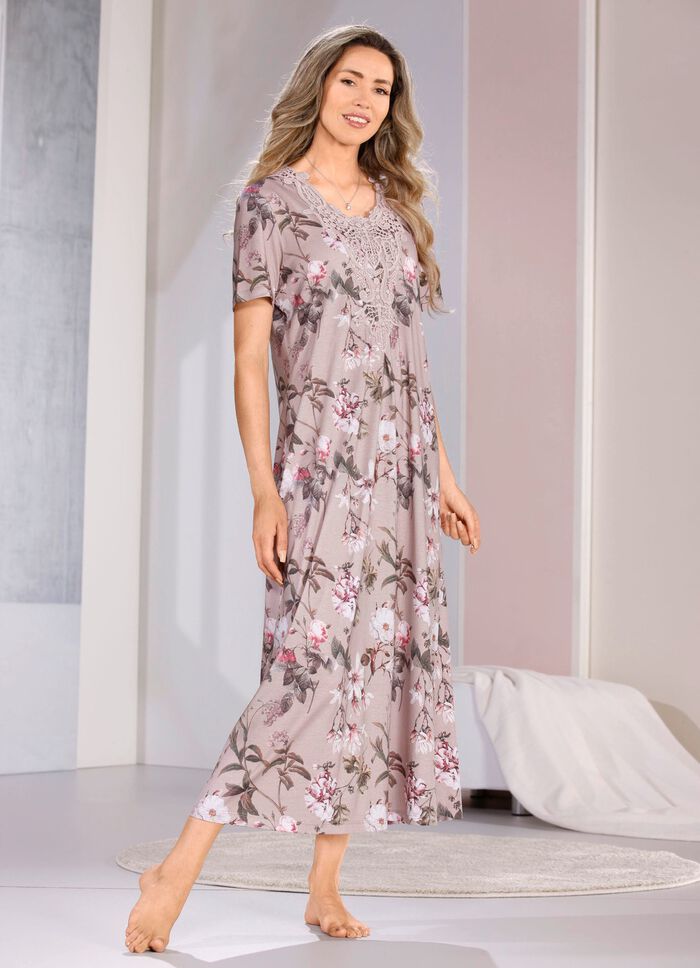 ankell&aring;ng Laurina nattlinne med gener&ouml;st spetsmotiv 