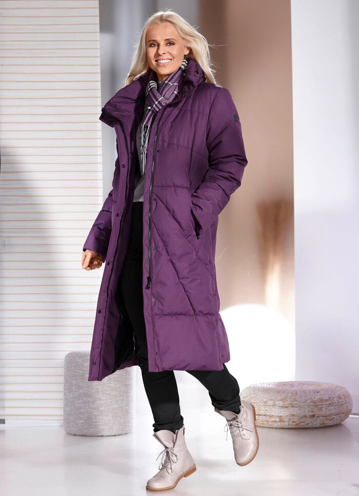 Funktionell jacka med stuvbar huva 