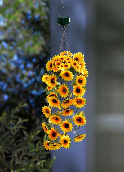 LED h&auml;ngande korg med solrosor 