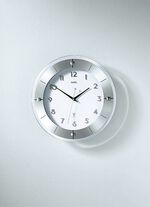 H&ouml;gkvalitativ v&auml;ggklocka fr&aring;n AMS, tillverkad av facetterat mineralglas 