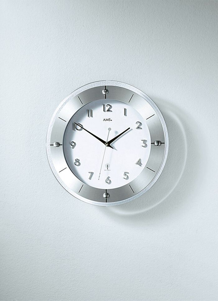 H&ouml;gkvalitativ v&auml;ggklocka fr&aring;n AMS, tillverkad av facetterat mineralglas 