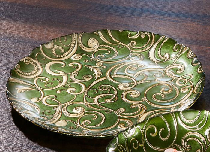 Tallrikar och sk&aring;lar av glas med guldf&auml;rgad relief GR&Ouml;NT