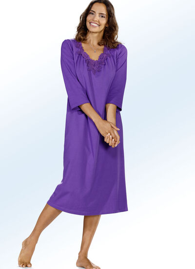 F&ouml;rpackning med tv&aring; blommiga spetsiga nattlinnen 