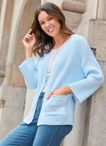 Stickad kofta i strukturmix 