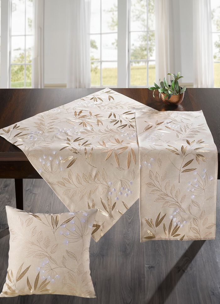 Broderade bord- och rumsdekorationer med gr&auml;s- och bladmotiv 