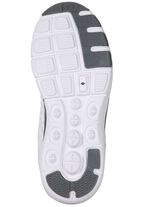 Sneakers gjorda av effektivt m&ouml;nstrat textilmaterial IS GR&Aring;VIT