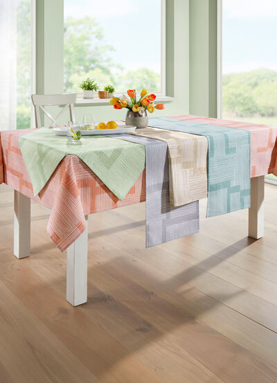 Bordsduk med fläckskyddande yta 