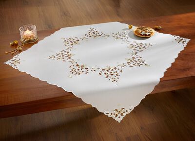 Duk med genomarbetade broderier 