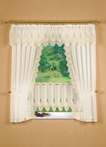 F&ouml;nsterdekoration med omsorgsfullt Plauener-broderi GR&Auml;DDE