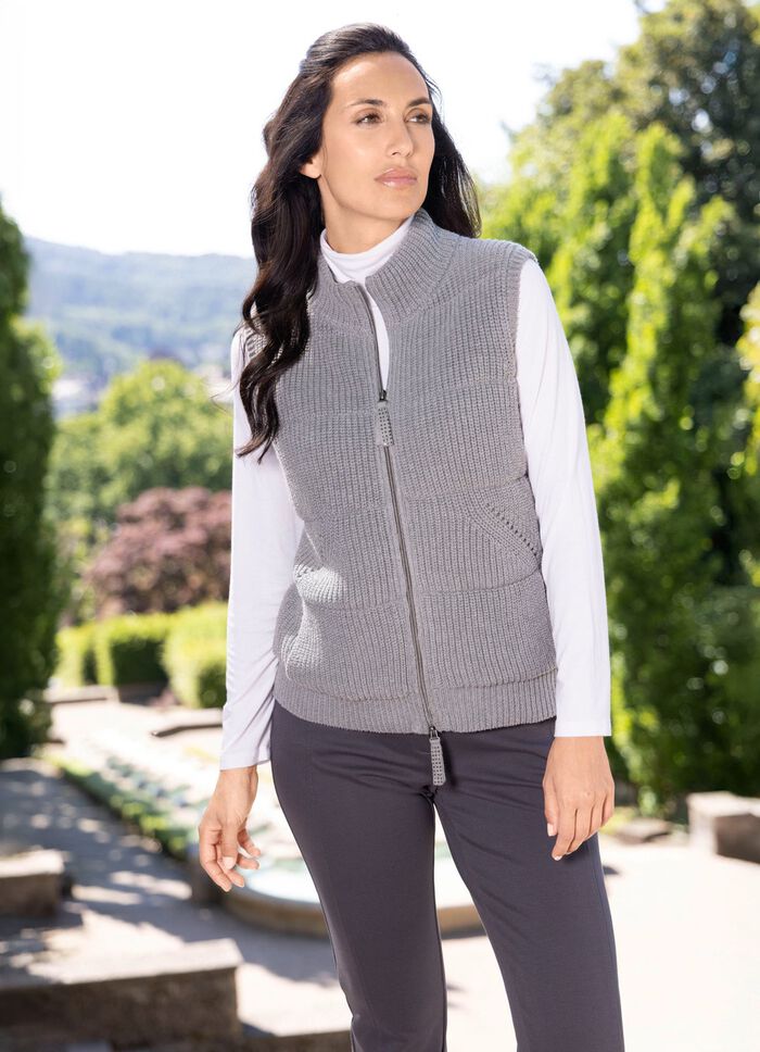 Stickad v&auml;st med st&aring;krage 