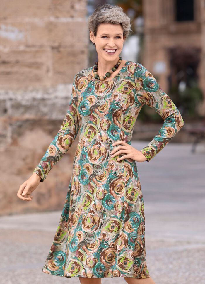 Kl&auml;nning med sv&auml;ngig kjol 