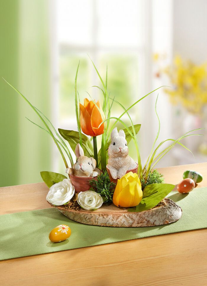 Bordsarrangemang p&aring; tr&auml;dstam 