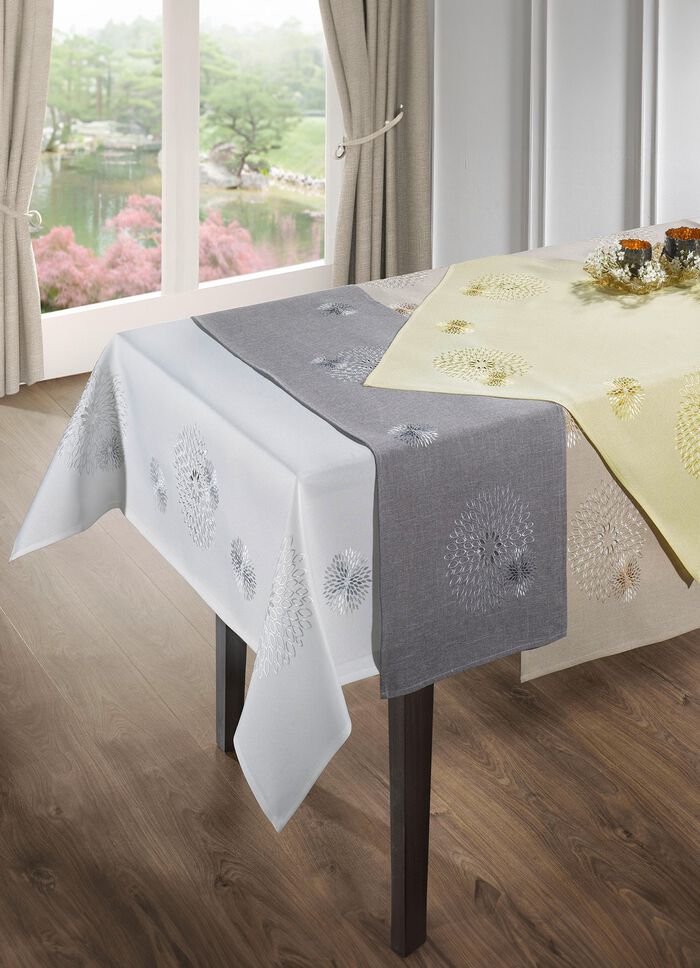 Bords- och rumsdekoration med genomarbetade broderier 