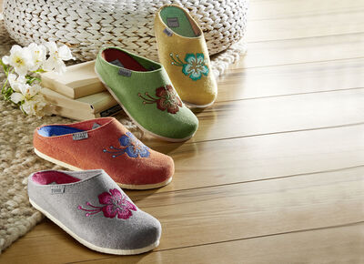 Damtofflor med färgkoordinerade broderade dekorativa blommor 