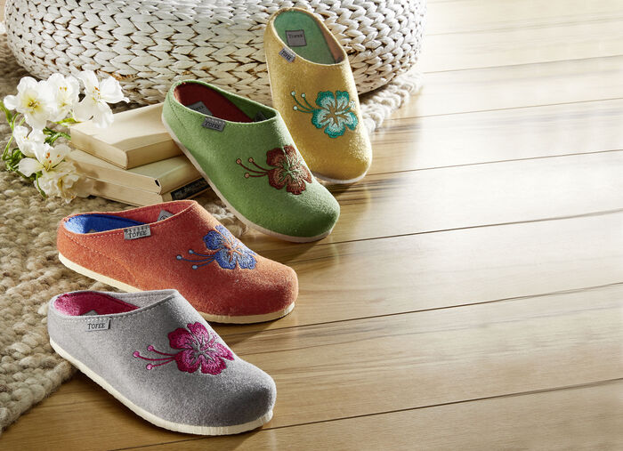 Damtofflor med färgkoordinerade broderade dekorativa blommor 