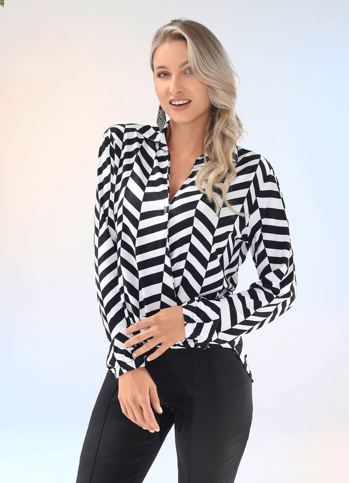 Fascinerande pik&eacute;tr&ouml;ja med omlott utseende 