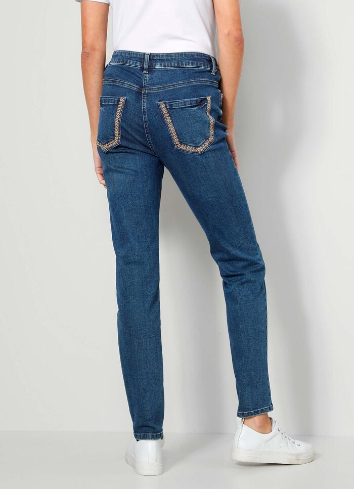 Jeans med vackra broderier i etnostil 