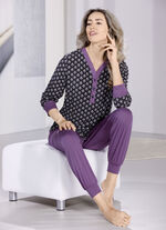 Pyjamas gjord av bomull, knappsl&aring; och muddar 