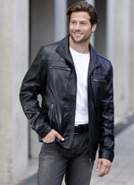 Kort skinnjacka med innerfickor 