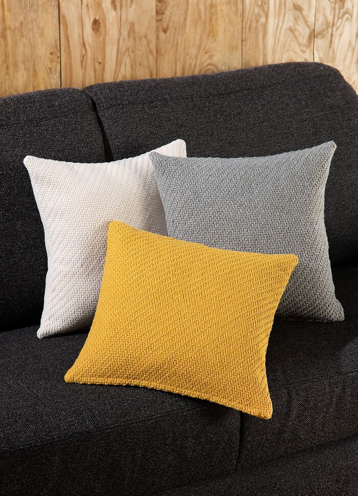 Kuddfodral i stickad look 