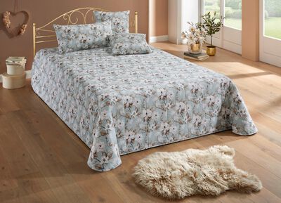 Rutiga quiltade &ouml;verkast och &ouml;rngott 