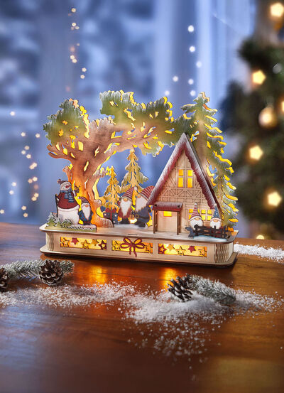 Upplyst trätomteskog 