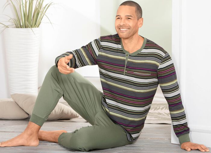 Pyjamas med knappsl&aring; och muddar 