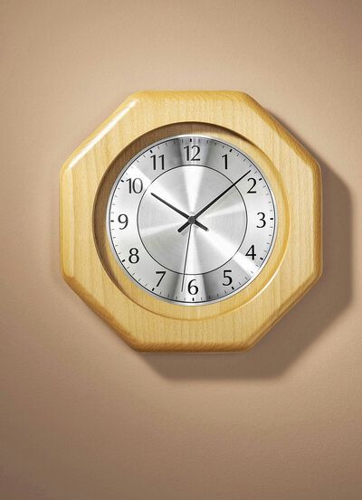 V&auml;ggklocka med radiostyrt urverk 