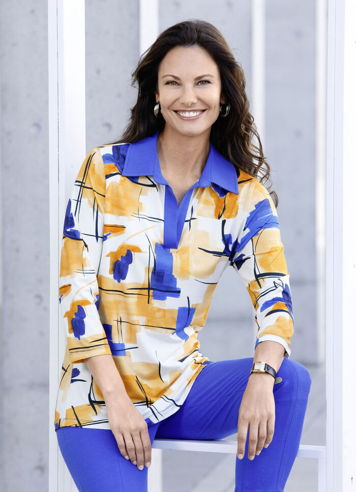 Uttrycksfull pik&eacute;tr&ouml;ja med V-ringning 