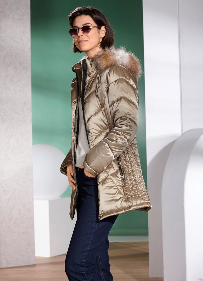 Jacka med figursmickrande vertikal quiltning p&aring; sidorna 