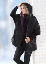 Funktionell v&auml;ndbar cape i en oversized look 