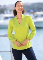 Polotr&ouml;ja med kort knappsl&aring; i 2 f&auml;rger 