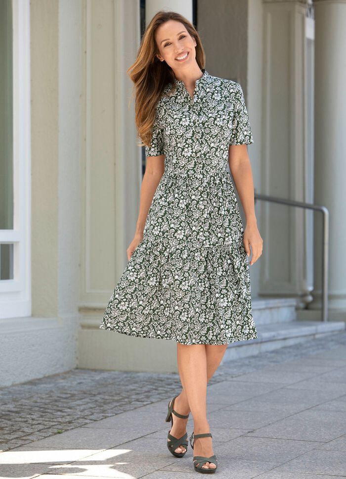 Kl&auml;nning med en hel dekorativ knappsl&aring; 