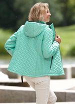 Jacka med figursmickrande l&auml;ngsg&aring;ende quiltning p&aring; sidan AQUA