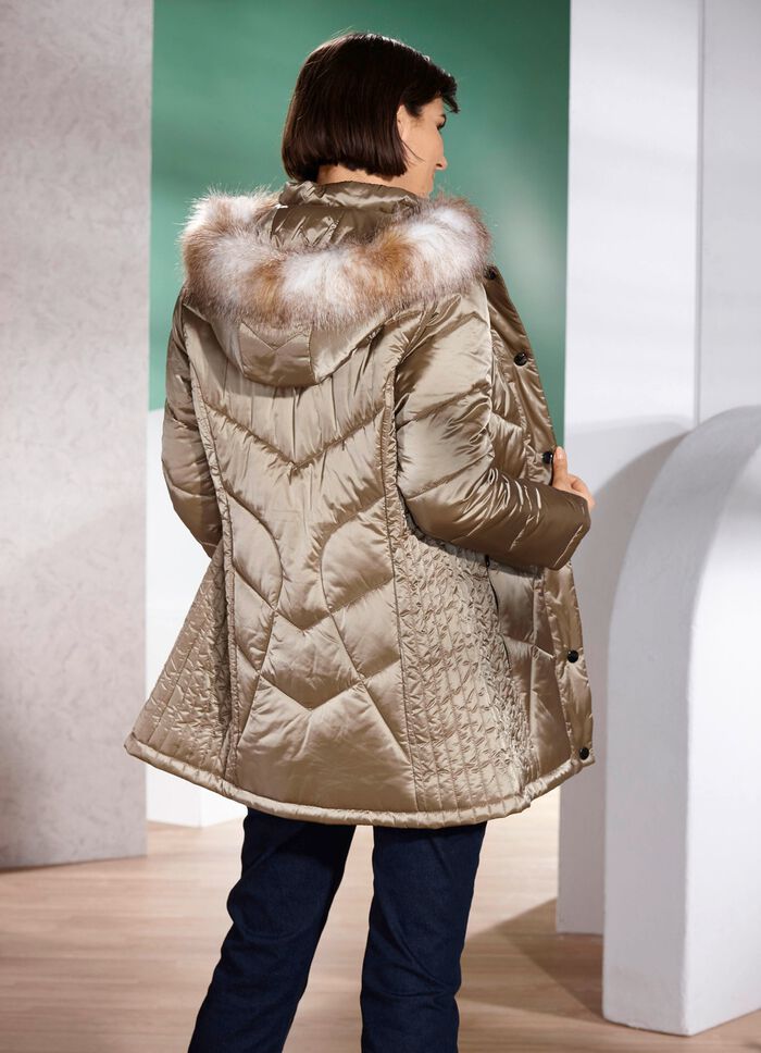 Jacka med figursmickrande vertikal quiltning p&aring; sidorna 