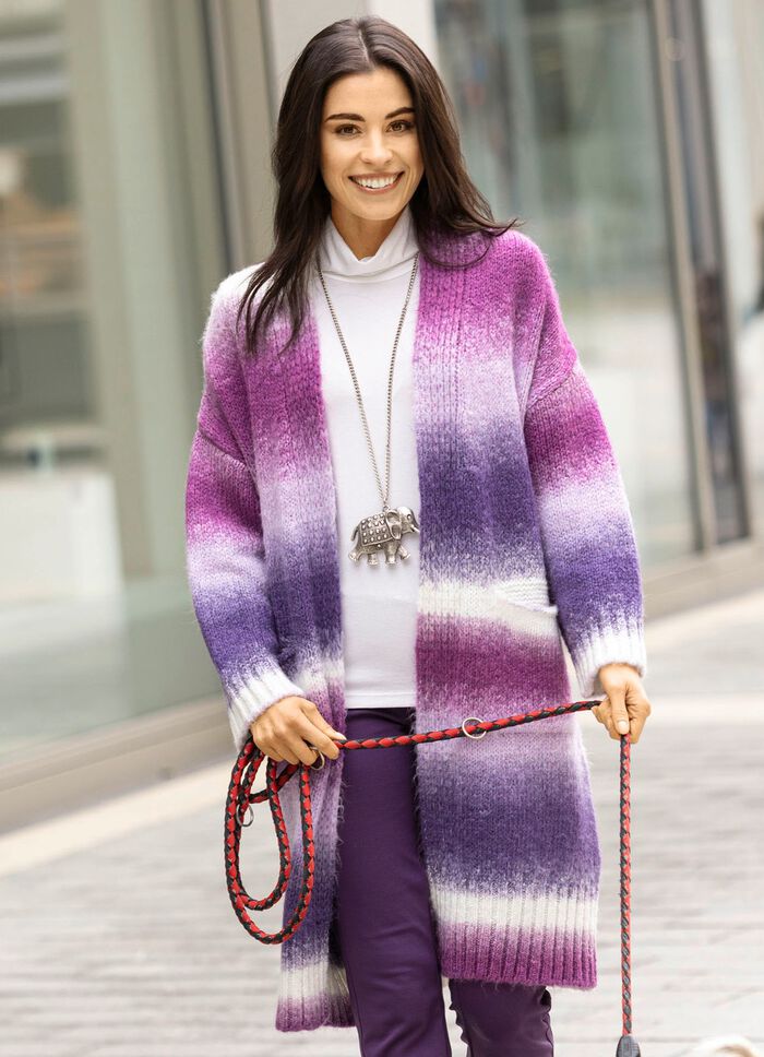 Stickad kappa av fluffigt effektgarn 