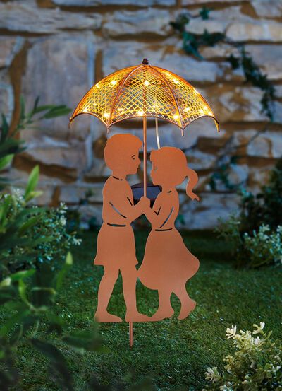 ett par barn under solparasoll 