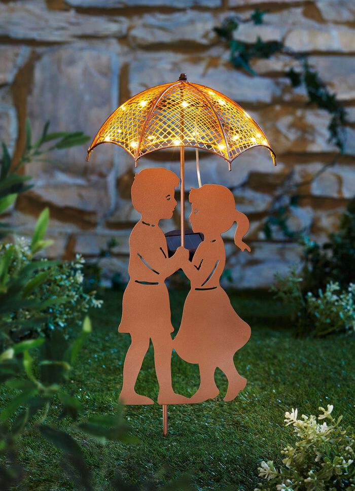 ett par barn under solparasoll 